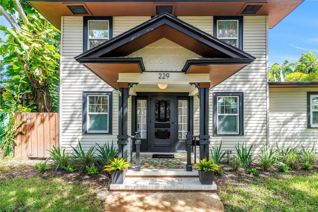 Image 7 of property listing at 229 18TH AVENUE NE, St Petersburg, FL 33704
