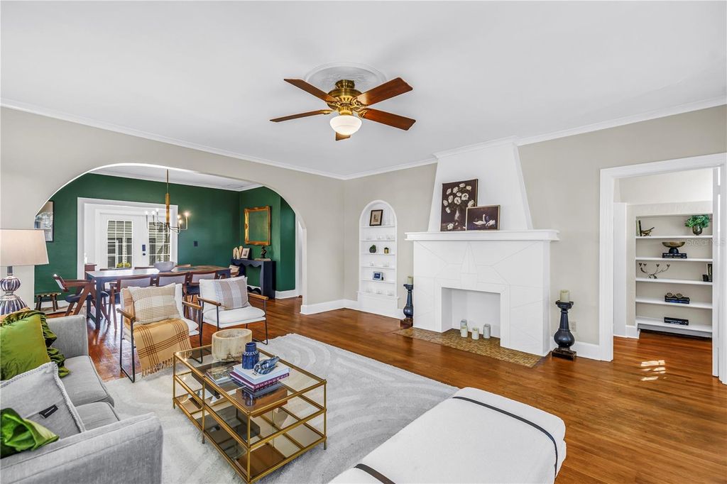 Image 9 of property listing at 229 18TH AVENUE NE, St Petersburg, FL 33704