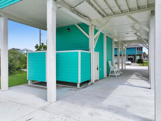 159 Ocean View Drive, Crystal Beach, TX 77650