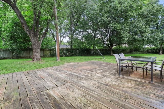 6036 Rosehill Road, Shawnee, KS 66216