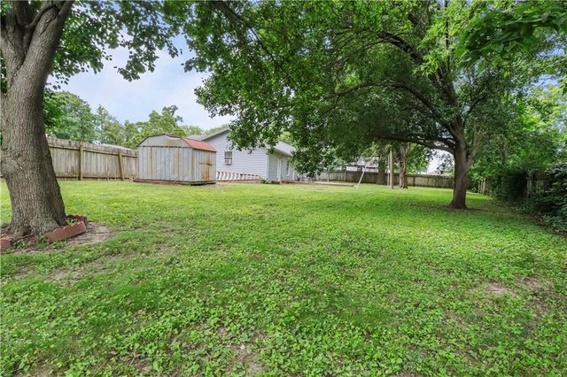 6036 Rosehill Road, Shawnee, KS 66216