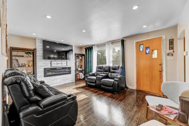 4536 Oak Park Avenue, Forest View, IL 60402