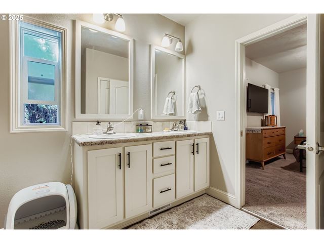 12450 Sw FISCHER Rd 134, Tigard, OR 97224