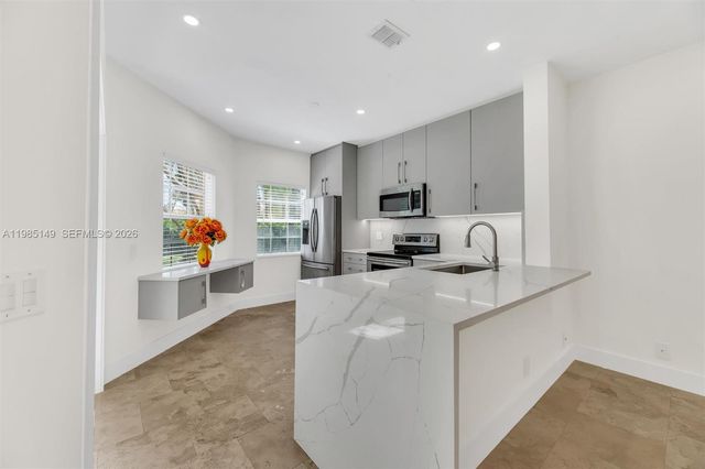 6538 Via Regina 9, Boca Raton, FL 33433