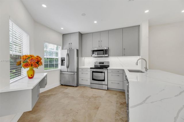 6538 Via Regina 9, Boca Raton, FL 33433