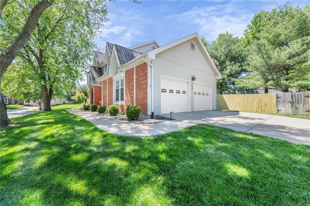 7648 N Lucerne Court, Kansas City, MO 64151