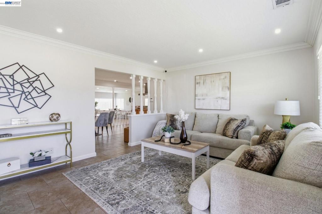 Image 11 of property listing at 8023 Holanda Ln, Dublin, CA 94568