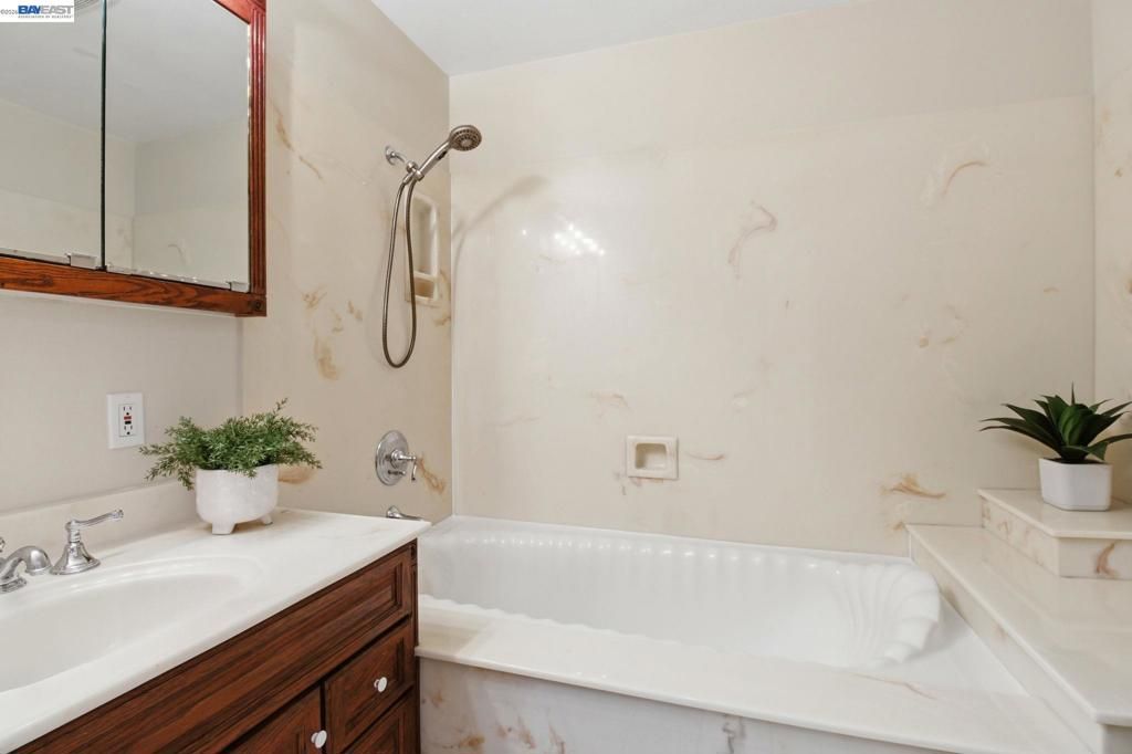Image 17 of property listing at 8023 Holanda Ln, Dublin, CA 94568