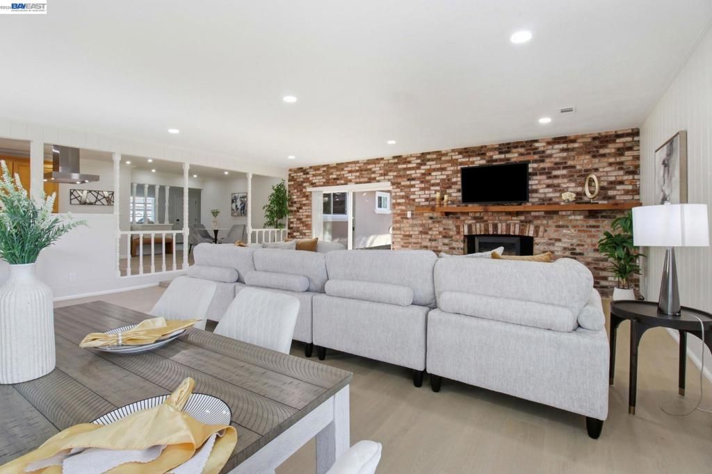 Image 3 of property listing at 8023 Holanda Ln, Dublin, CA 94568