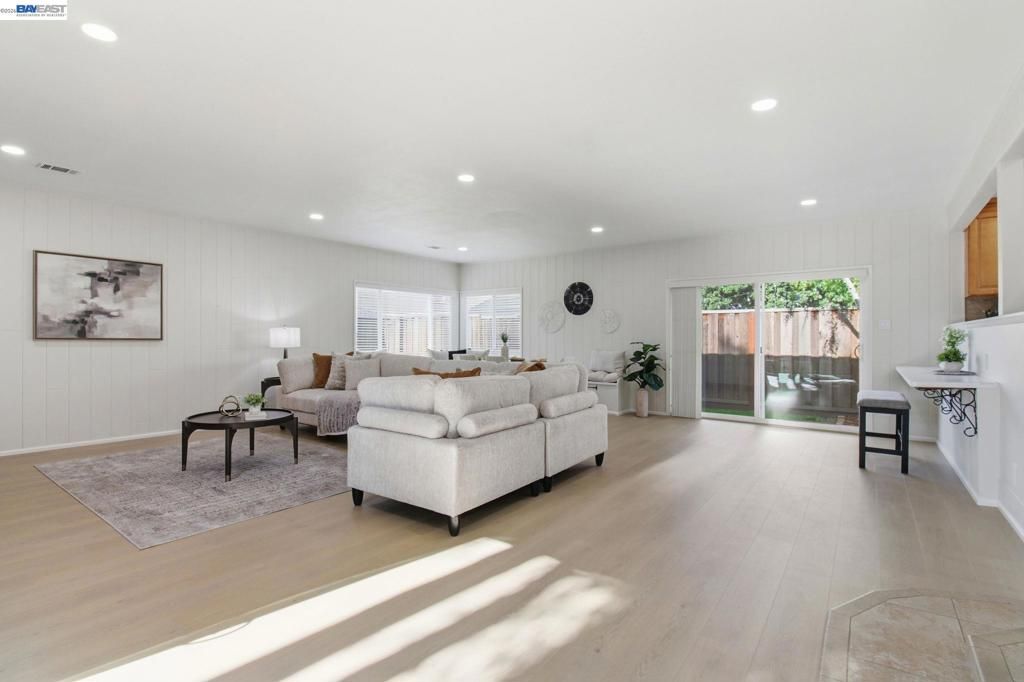 Image 5 of property listing at 8023 Holanda Ln, Dublin, CA 94568