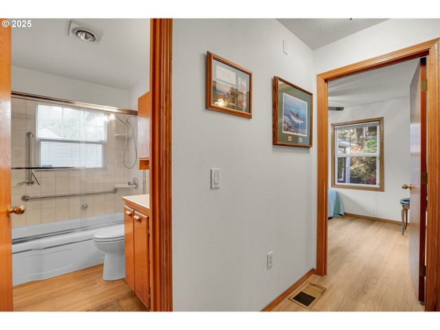 10724 Se CLINTON St, Portland, OR 97266