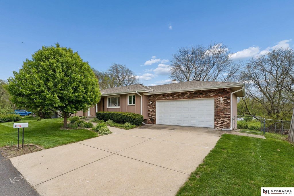 1813 College View Drive, Blair, NE 68008