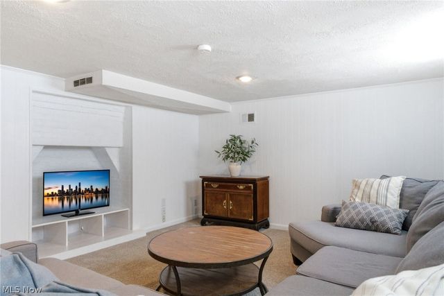 39119 Johnnycake Ridge Road, Willoughby, OH 44094