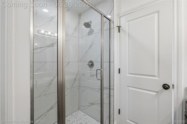 27824 Groveland Street, Madison Heights, MI 48071