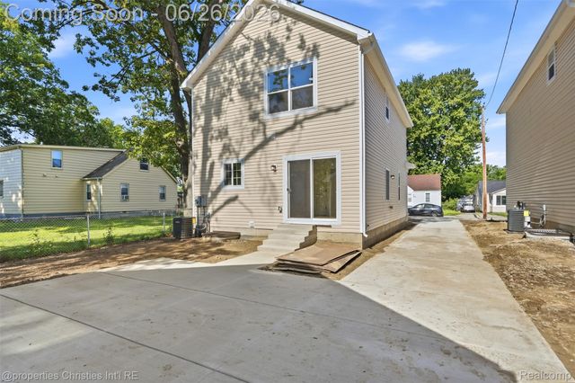 27824 Groveland Street, Madison Heights, MI 48071