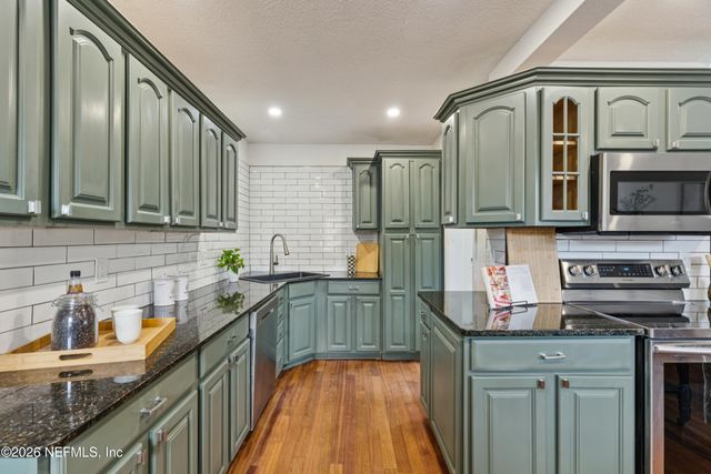 1900 LAKE SHORE Boulevard, Jacksonville, FL 32210