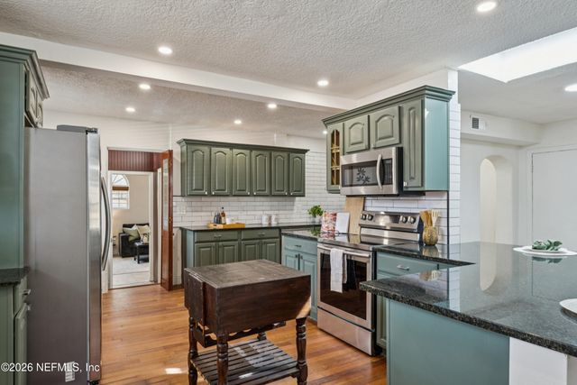 1900 LAKE SHORE Boulevard, Jacksonville, FL 32210