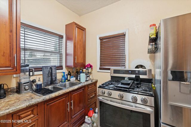 2927 Stickney Avenue, Toledo, OH 43608