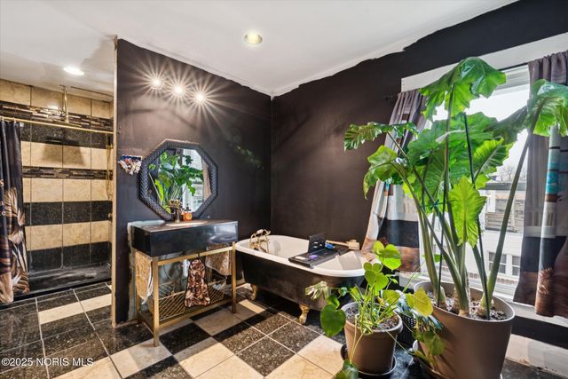 2927 Stickney Avenue, Toledo, OH 43608