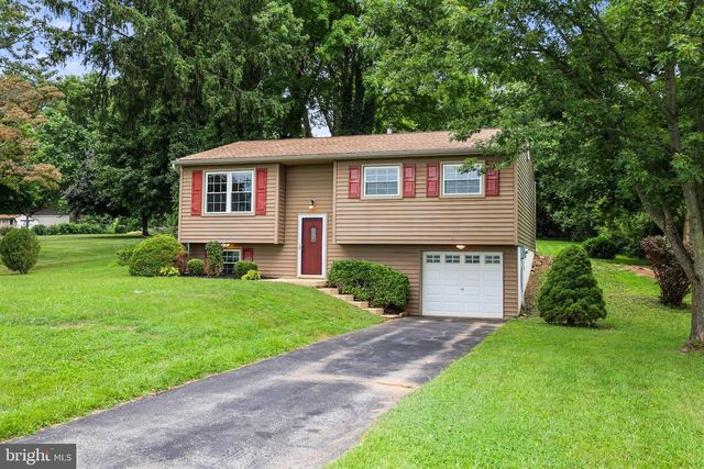 182 CLAREMONT DR, Seven Valleys, PA 17360