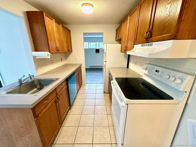 9 Cinnamon Springs 9, South Windsor, CT 06074