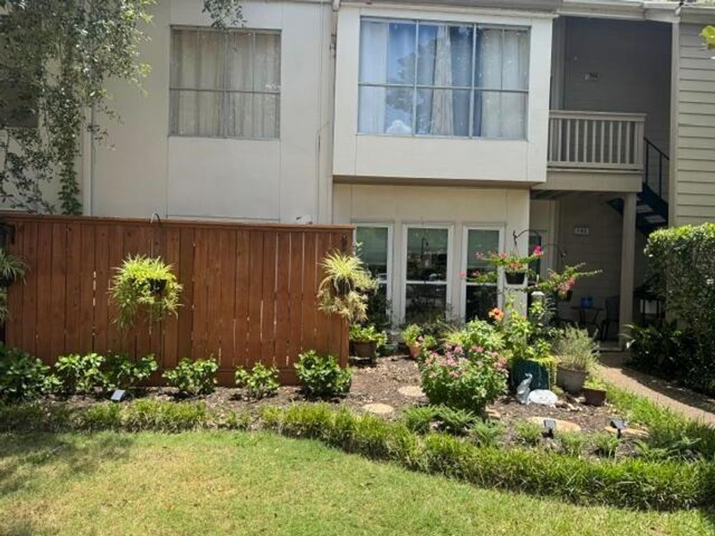 2100 Tanglewilde Street 743, Houston, TX 77063