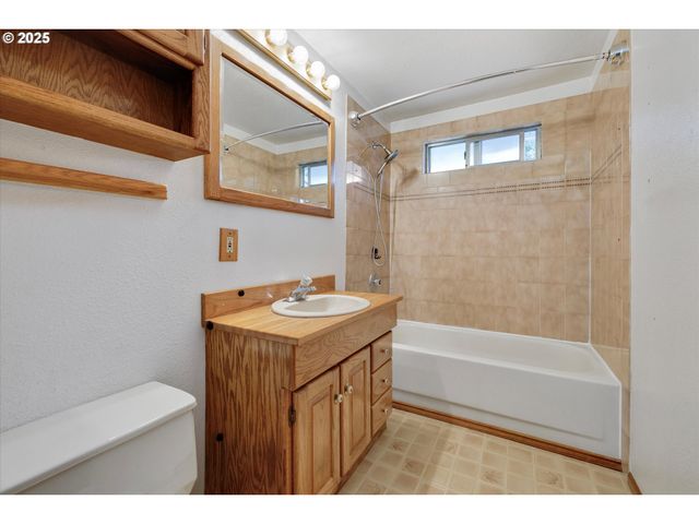 16731 S HARDING Rd, Oregon City, OR 97045