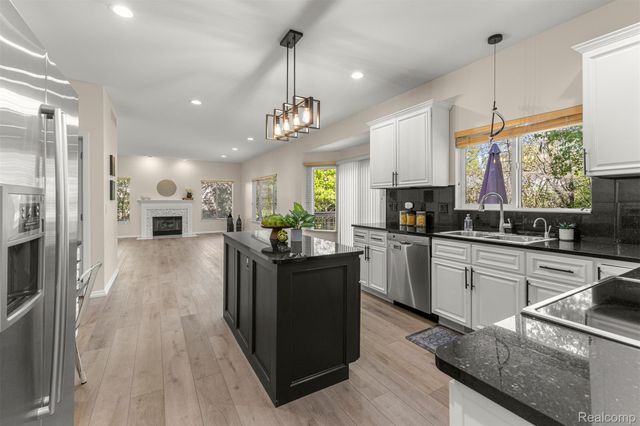 23395 Mission Lane, Farmington, MI 48335