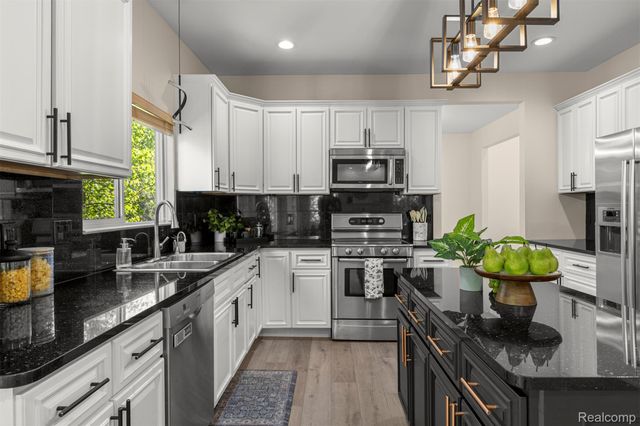 23395 Mission Lane, Farmington, MI 48335