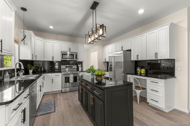 23395 Mission Lane, Farmington, MI 48335
