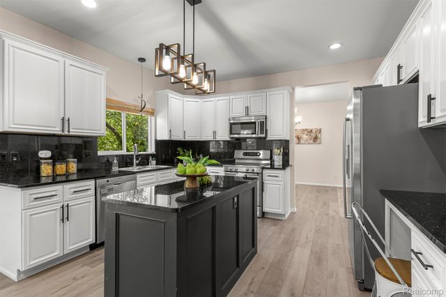 23395 Mission Lane, Farmington, MI 48335