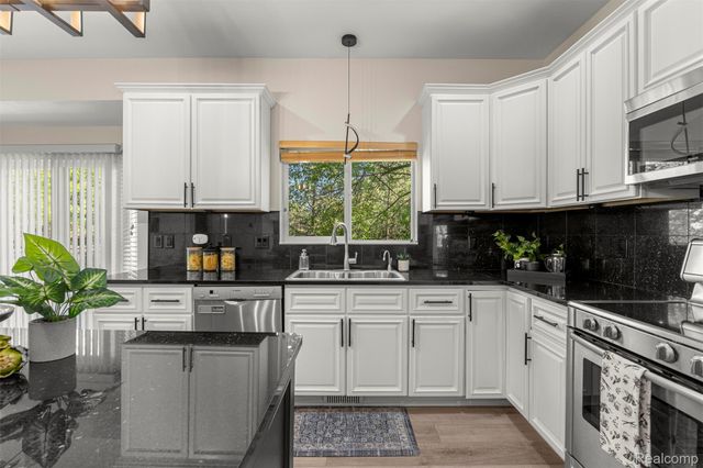 23395 Mission Lane, Farmington, MI 48335