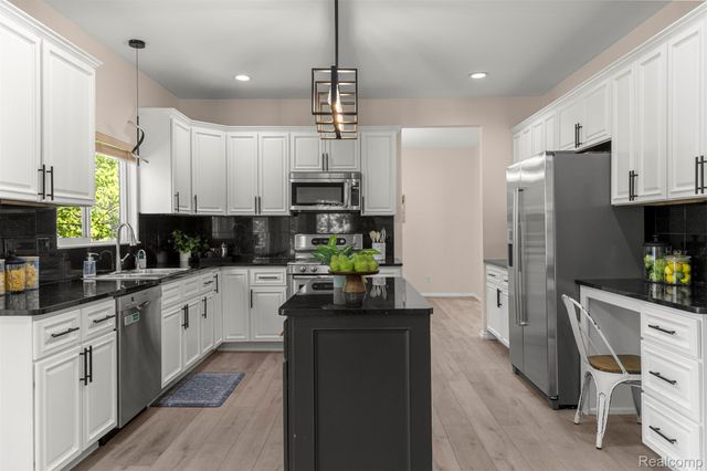 23395 Mission Lane, Farmington, MI 48335