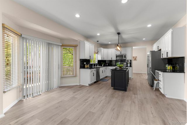 23395 Mission Lane, Farmington, MI 48335