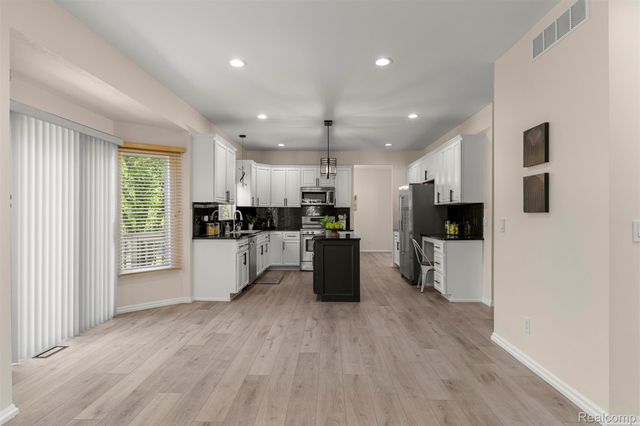 23395 Mission Lane, Farmington, MI 48335