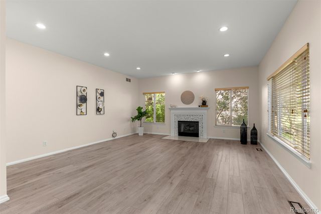 23395 Mission Lane, Farmington, MI 48335