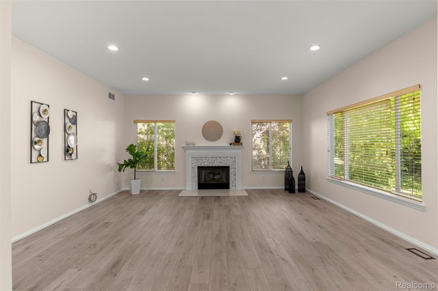 23395 Mission Lane, Farmington, MI 48335