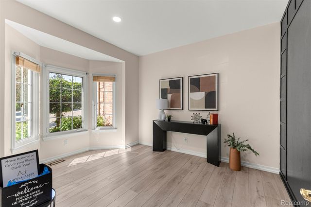 23395 Mission Lane, Farmington, MI 48335