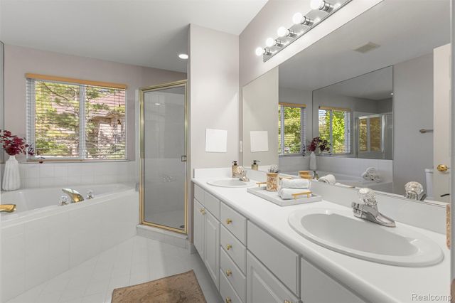 23395 Mission Lane, Farmington, MI 48335