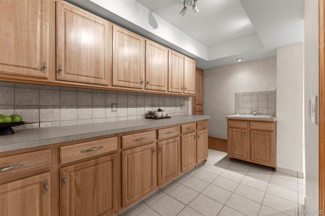 23395 Mission Lane, Farmington, MI 48335
