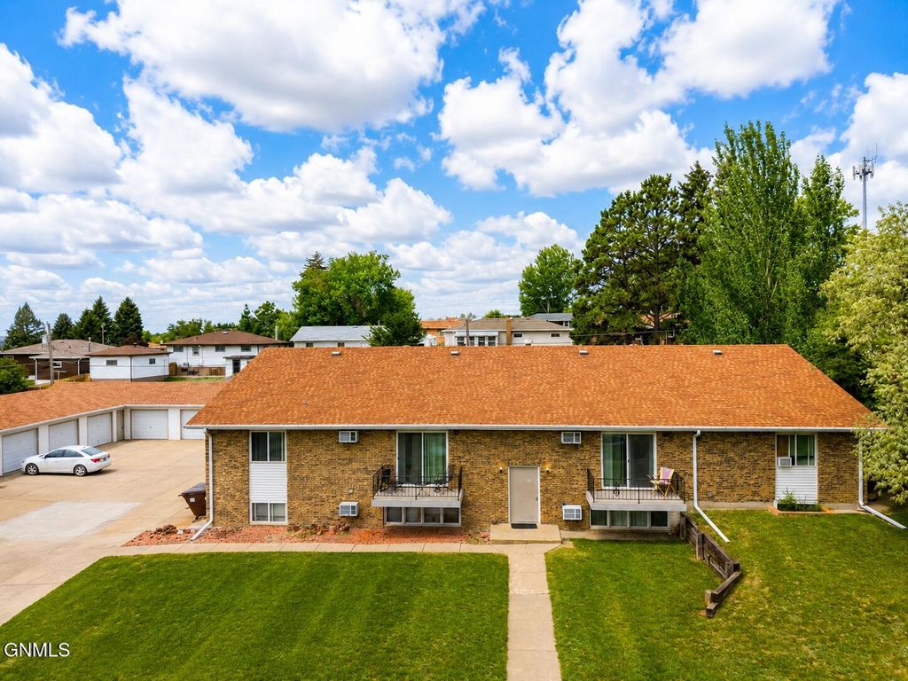 803 3rd Avenue NE, Mandan, ND 58554 photo 2