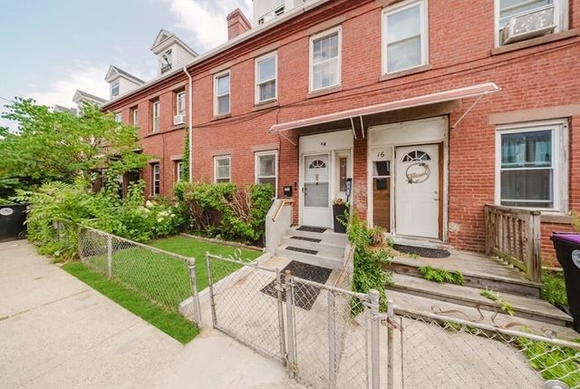 14 Center St, Holyoke, MA 01040