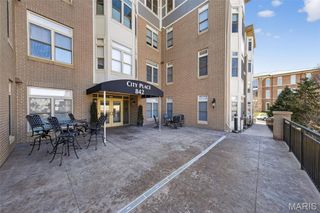 842 N New Ballas Court 102, Creve Coeur, MO 63141