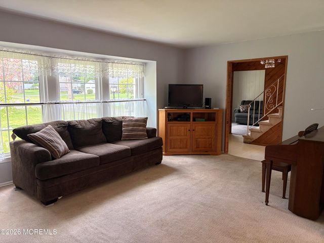 7 Coventry Court, Manalapan, NJ 07726