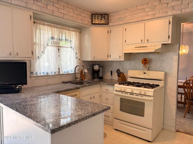 7 Coventry Court, Manalapan, NJ 07726