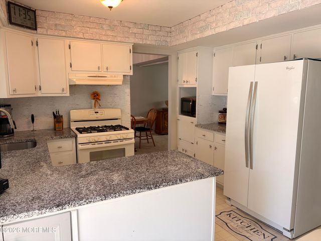 7 Coventry Court, Manalapan, NJ 07726