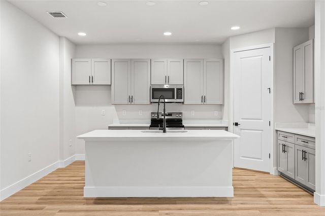 536 E BERESFORD AVENUE, Deland, FL 32724