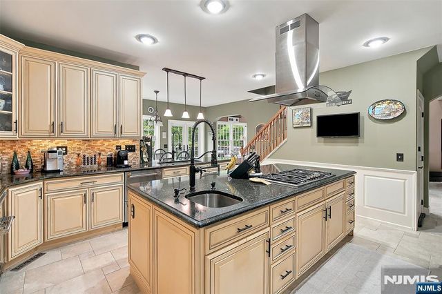 21 Pine Hill Road, Mahwah, NJ 07430