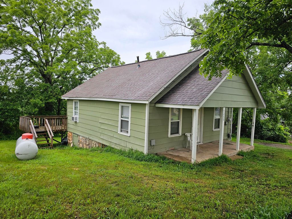 1215 Jefferson Avenue, West Plains, MO 65775