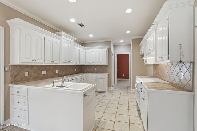 212 Whistlers Way, Hattiesburg, MS 39402